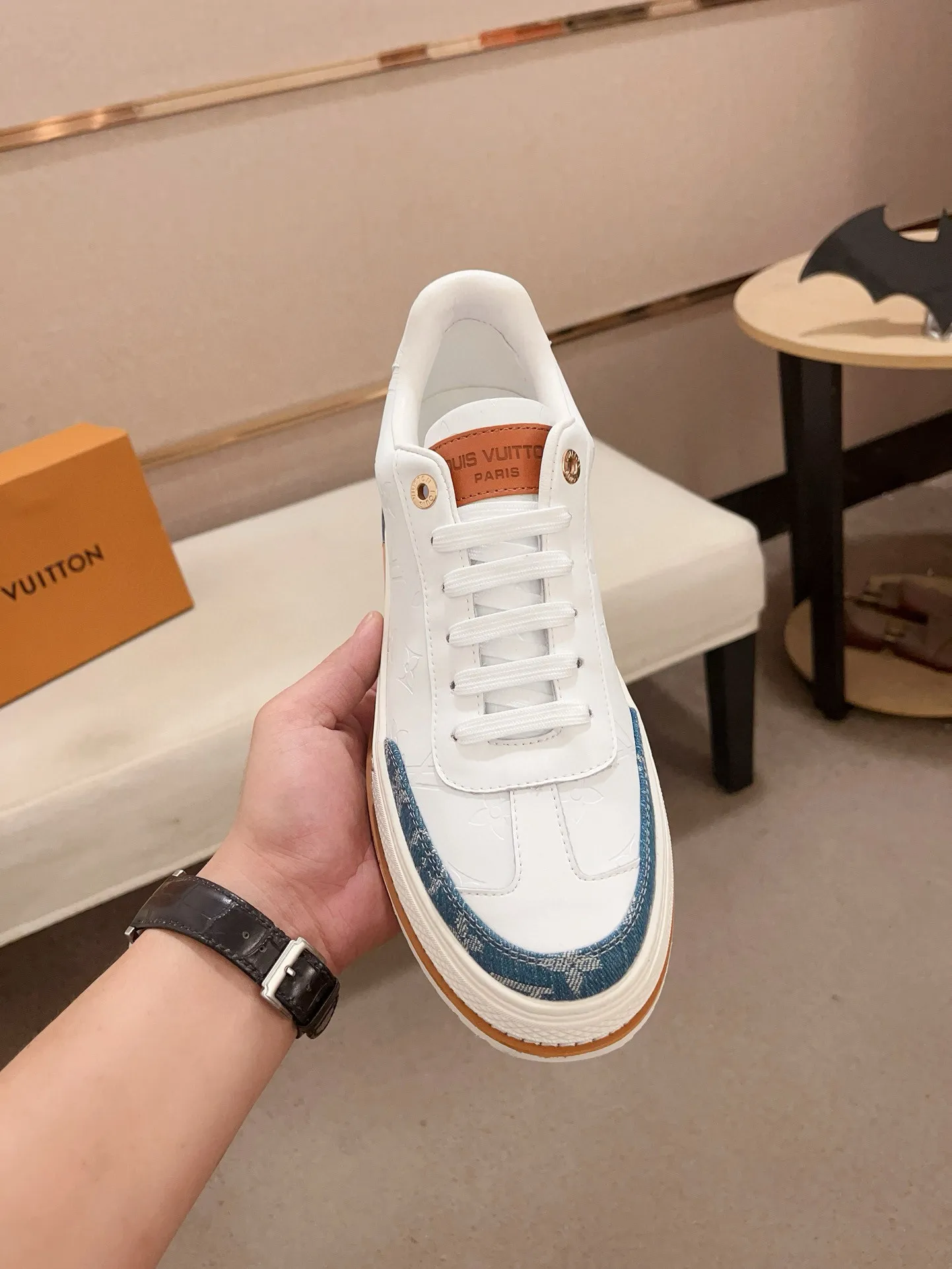 Men's shoes💰 400💰Louis Vuitton (Louis Vuitton/LV) top 🔍🔍 new models are on sale at the same time, the upper 🇮🇹 imported first-layer cowhide from Italy, fully imported sheepskin lining 💪💪, completely 1⃣️ to 1 ⃣️Re-engraved🇮🇹💪💪, ⚠Sole: The original sole is specially provided by the original factory, the exclusive movable molded sole is super comfortable, ⚠The original factory follows the order, 🔍🔍high quality, you can enter and exit the counter at will, welcome to compare⚠. Code number: 38-44. Can be customized for 45 non-refundable!
